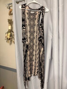 Blu Pepper Asymmetrical Sleeveless Duster- Black & Cream